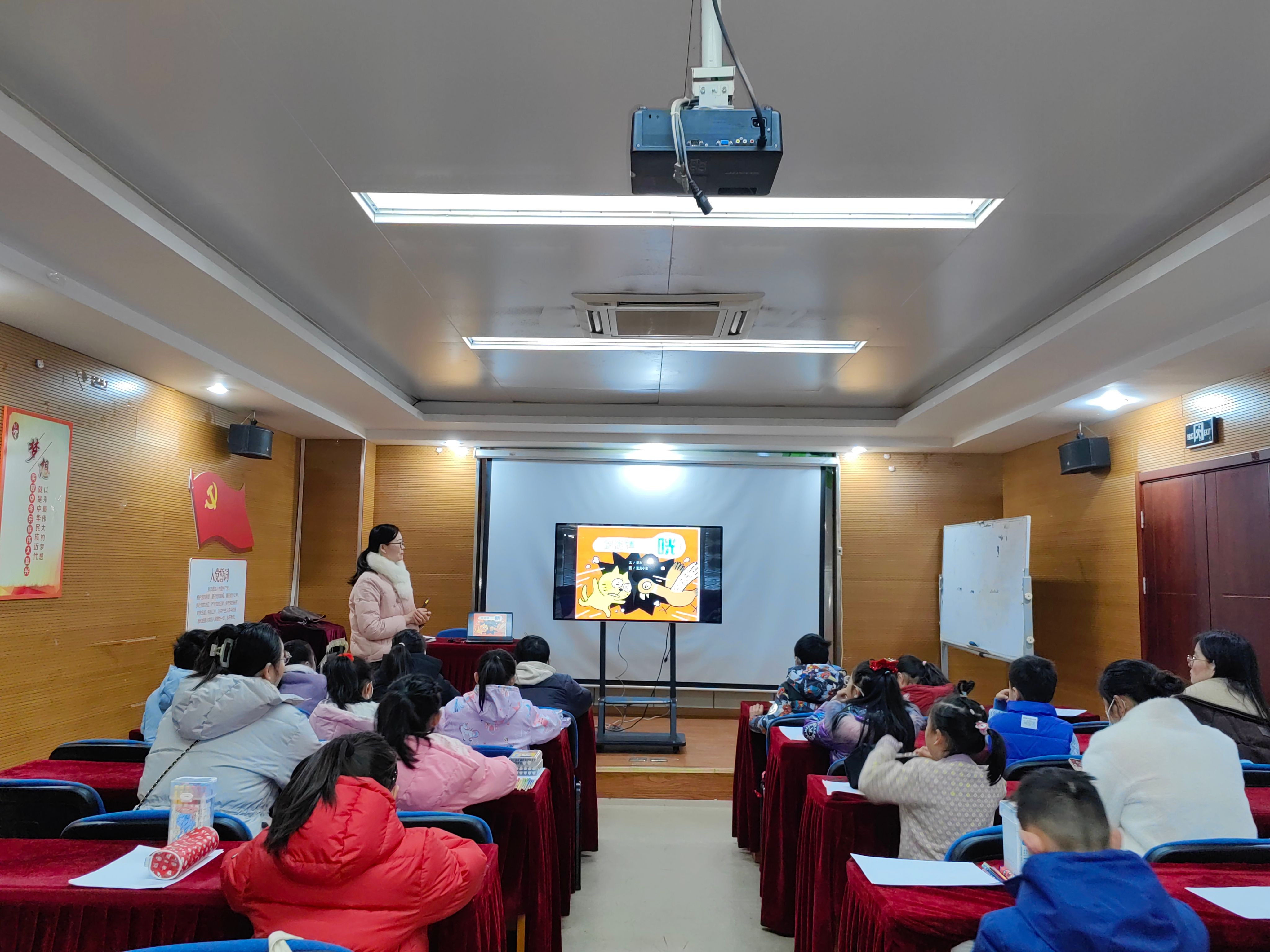 安徽省合肥市包河区滨湖世纪社区清枫居委会关工委开展“‘跑’进绘本世界，‘绘‘就亲子时光 ”亲子共读活动