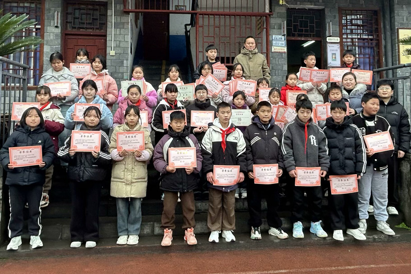 湖南省湘西州吉首市寨阳小学关工委举行“巳蛇纳福启新程，春风化雨育芳华”为主题的春季开学典礼