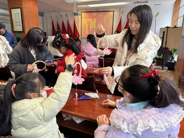 四川省成都市金牛区金桥社区关工委开展“元宵节：点亮非遗之光—花灯制作体验”活动