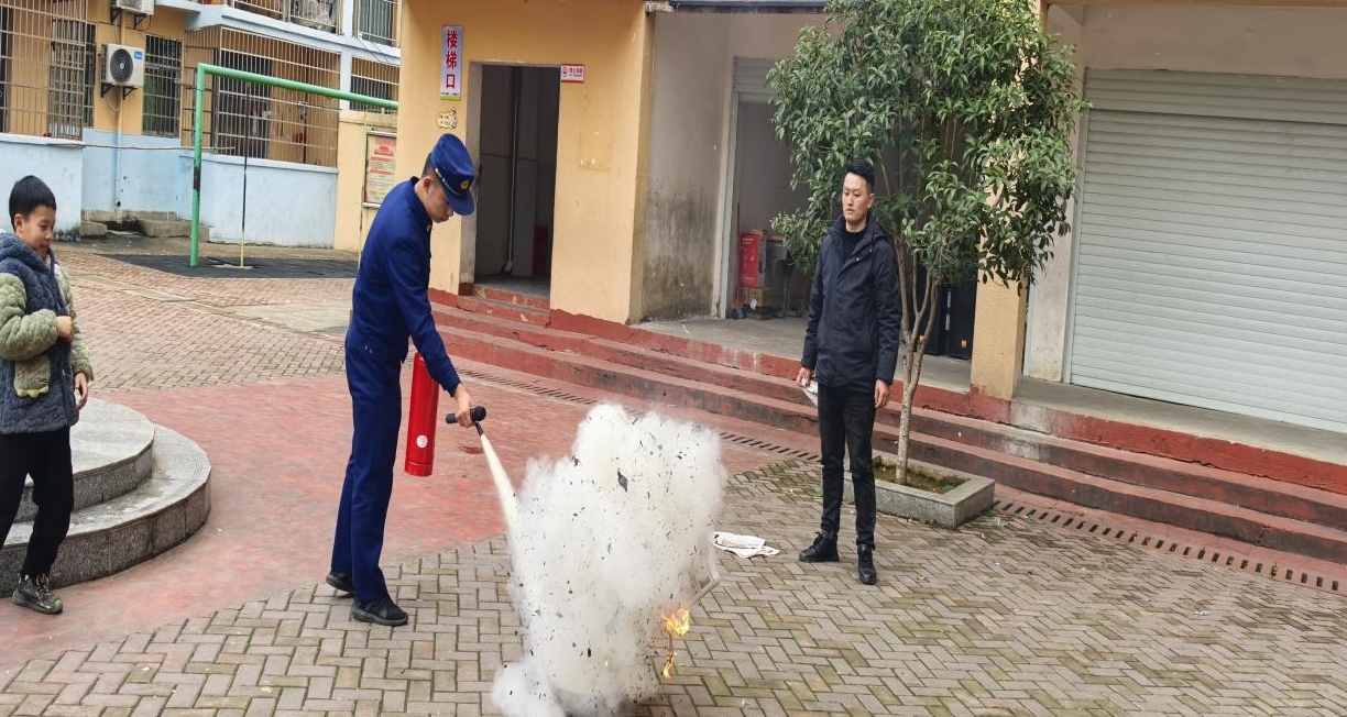 江西省抚州市崇仁县关工委：消防器材科普课 安全相伴护校园