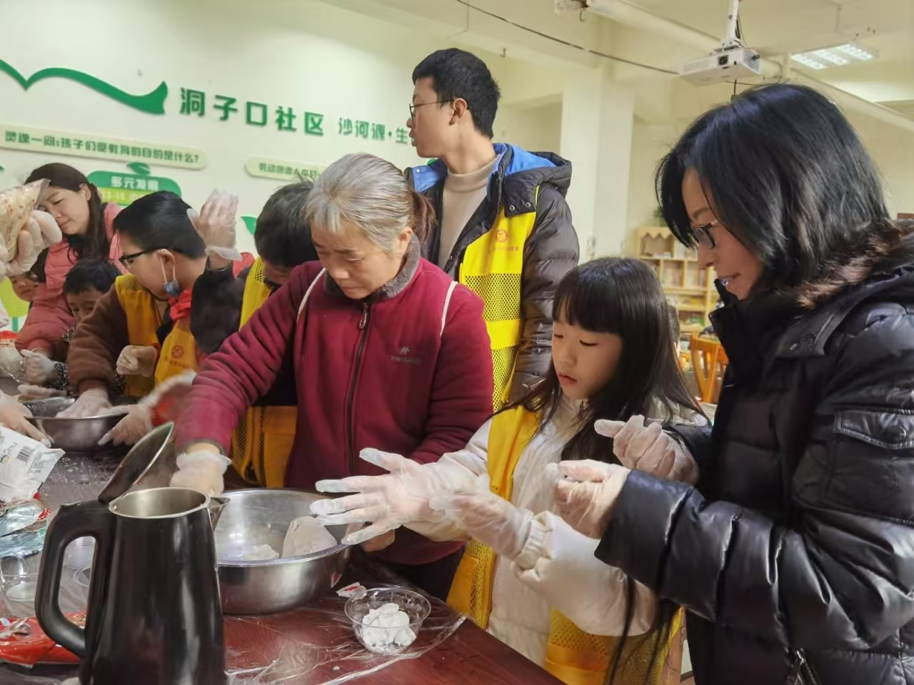 四川省成都市金牛区洞子口社区关工委开展“温情元宵·共庆团圆”代际共创活动