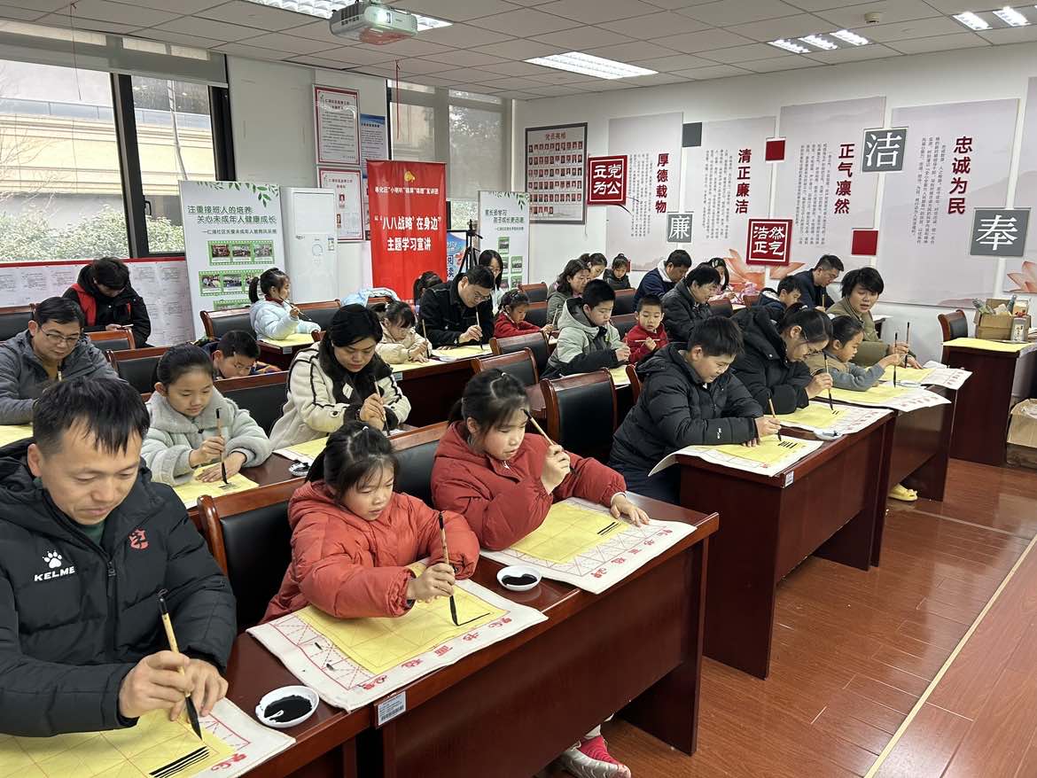浙江省宁波市奉化区锦屏街道仁湖社区关工委举办“翰墨飘香润泽家庭”亲子书法活动