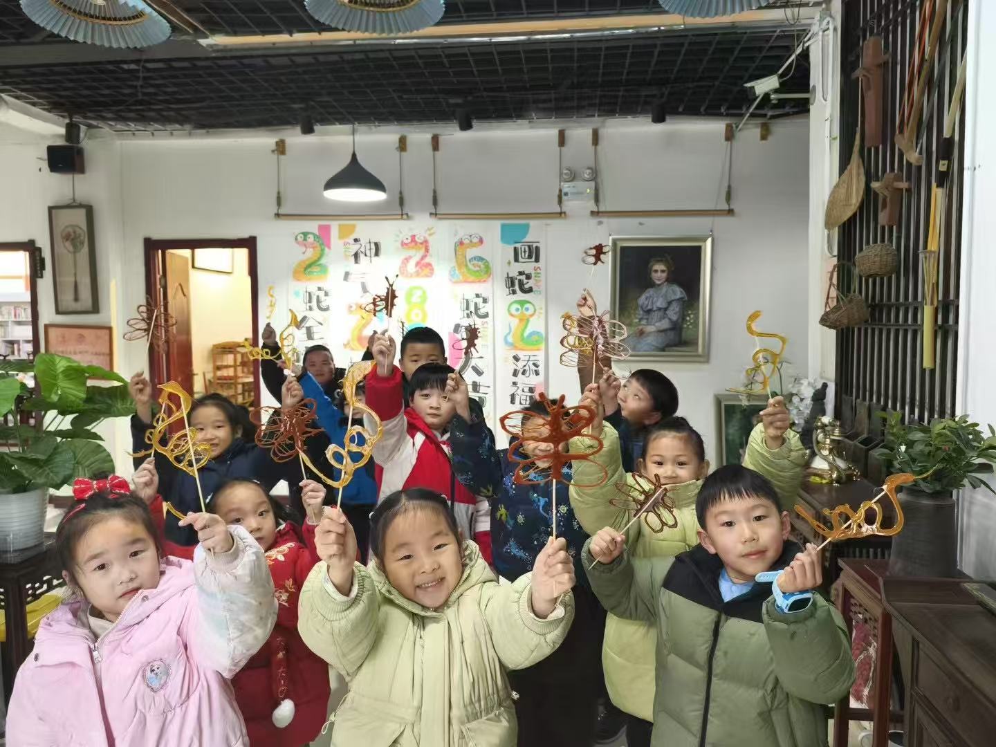 徐州经开区徐庄镇岳庄村关工委开展“甜蜜传承 糖趣童年”糖画体验活动