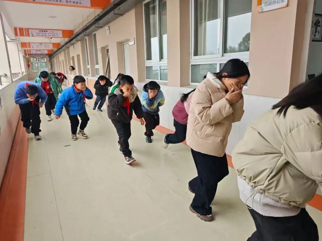 江西省新余市仙女湖区钤阳办事处关工委联合钤阳派出所在钤阳中心小学开展“安全小卫士，校园消防大演练”活动