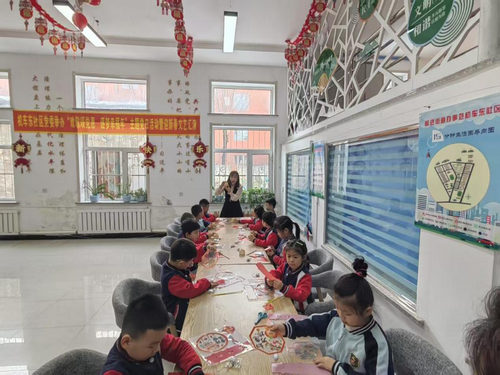 黑龙江省牡丹江市阳明区机车东社区关工小组开展“巧手传承非遗 共制灯笼迎元宵”活动