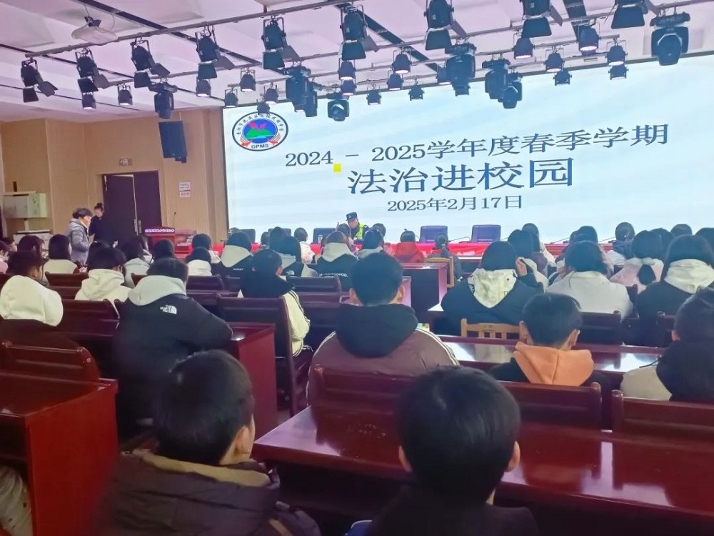 贵州省贵阳市花溪区政法系统关工委开展法治宣传进校园活动