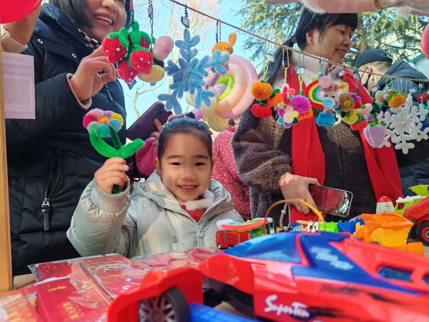 徐州经济技术开发区徐庄镇周庄村关工委举办“蛇趣新春，童乐无限”庙会活动，传承民俗文化增进亲子感情