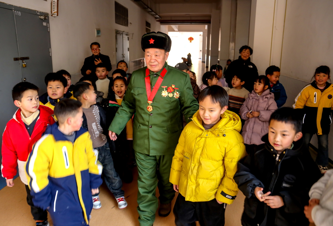 湘西州凤凰县老兵周赛英进校园开启新年红色教育宣讲第一课