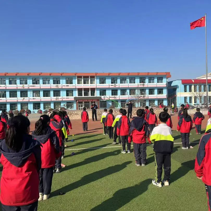 秦皇岛市北戴河区牛头崖小学关工委邀请铁路派出所副所长开展铁路交通安全宣传