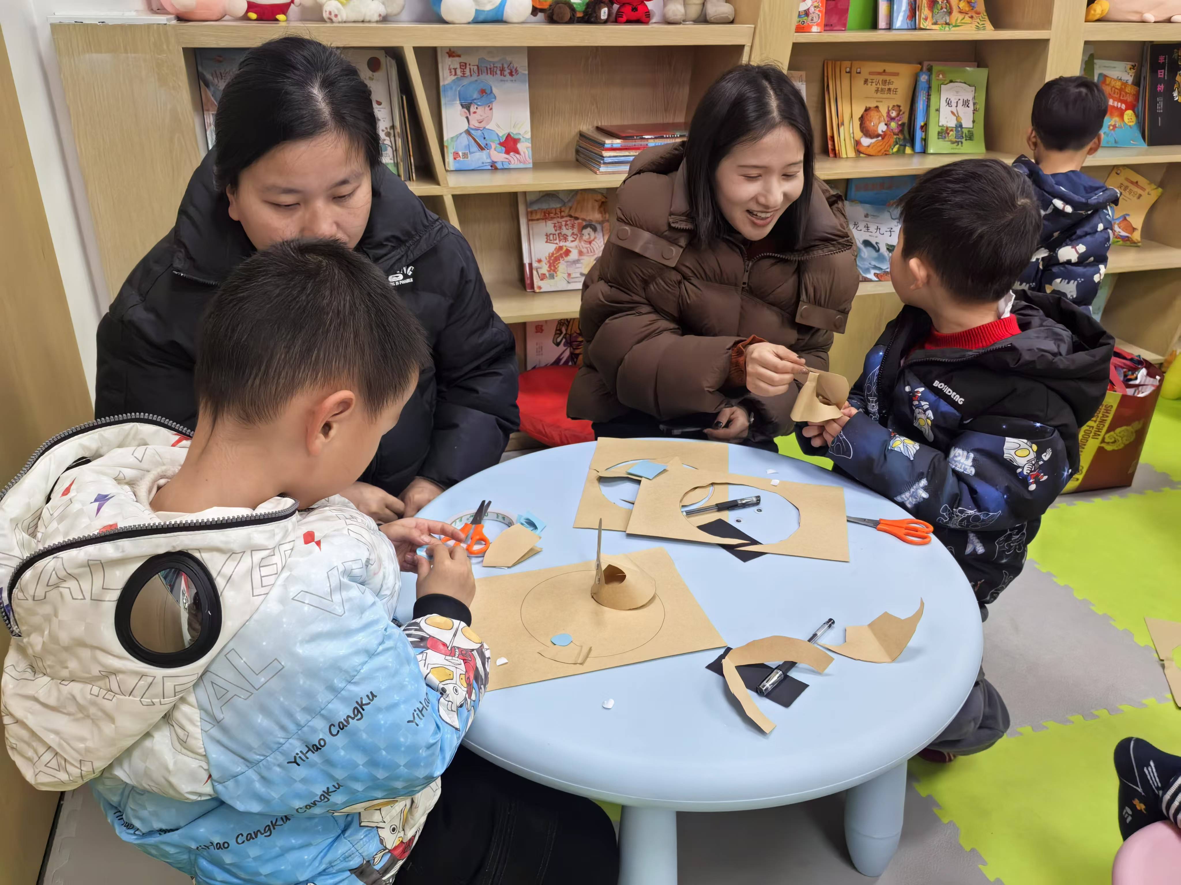 浙江省宁波市奉化区岳林街道民主社区关工委组织绘本亲子阅读手工活动