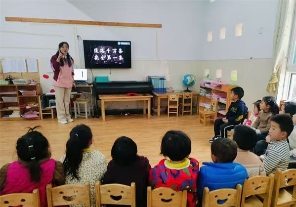 安全“童”行——江苏省徐州市铜山区汉王镇刘庄幼儿园关工委开展交通安全主题教育活动