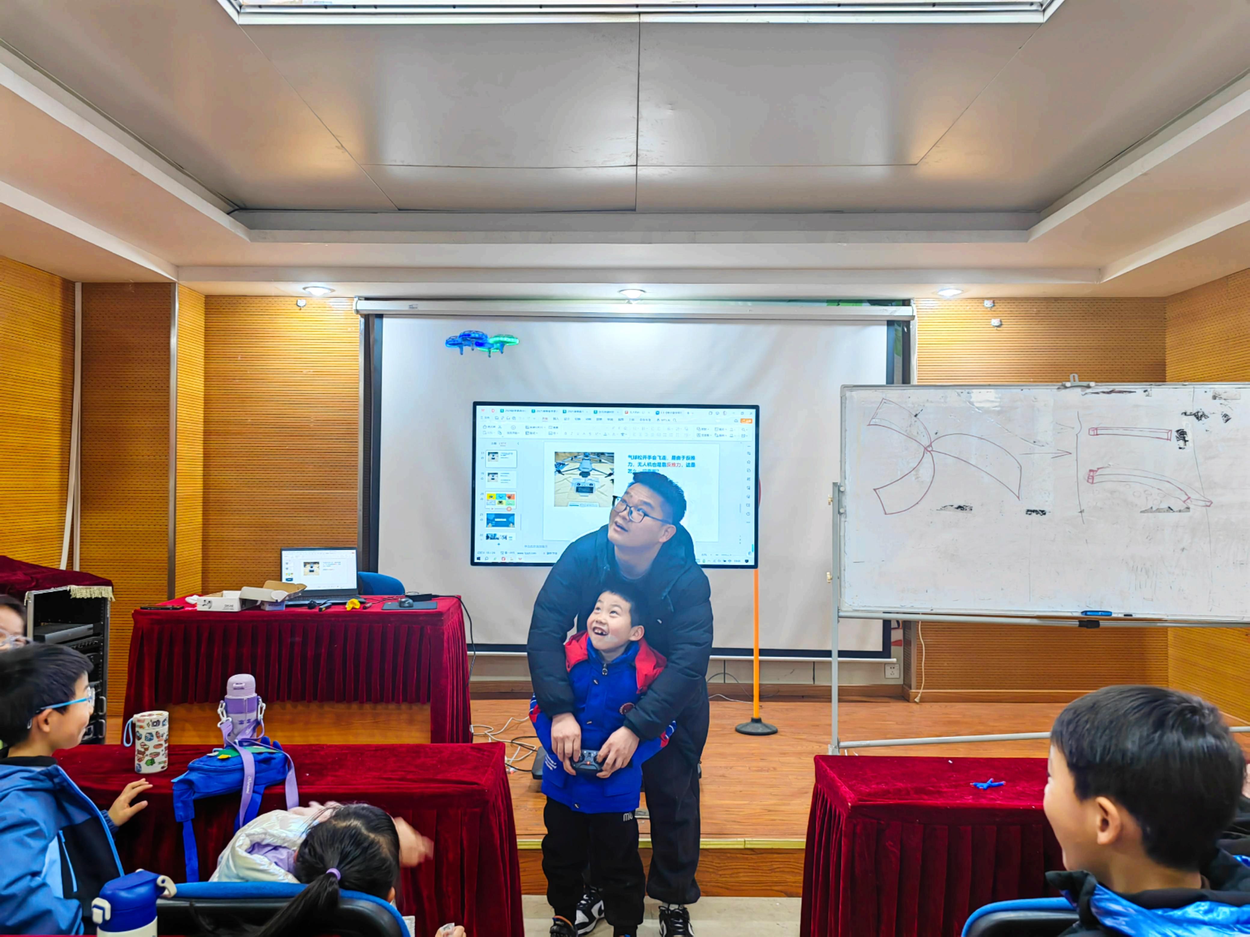 安徽省合肥市包河区滨湖世纪社区清枫居委会关工委开展“揭秘无人机 童趣享不停”主题科普活动