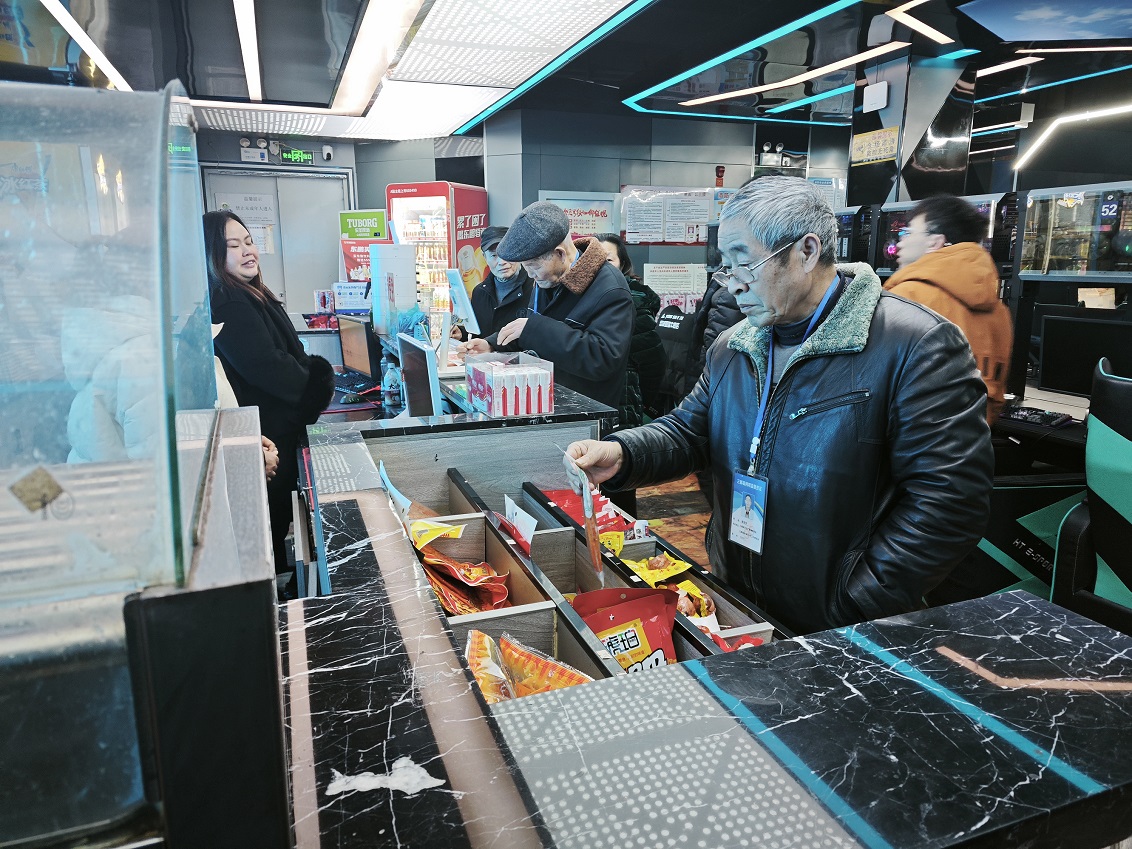 贵州省黔南州三都县关工委“五老”网吧监督员开展网吧 检查活动