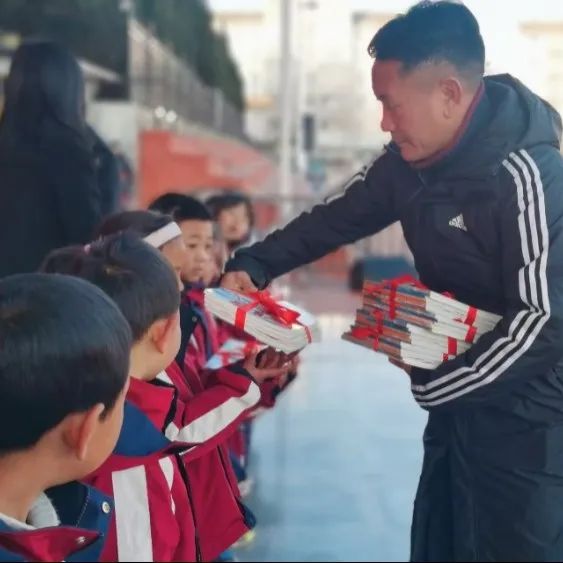 四川省凉山州盐源县民族小学关工委开展“书香润校园 经典启新程”读书分享会活动