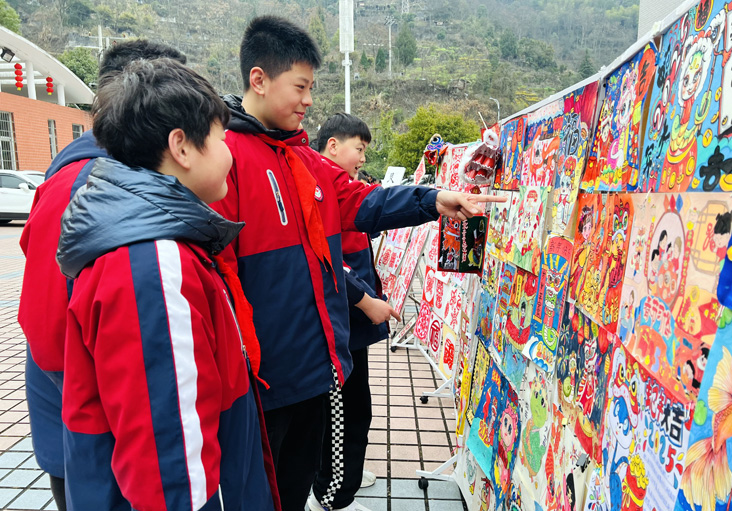湖南省湘西州吉首市第八小学关工委组织举办“灵蛇剪瑞 稚笔绘春”书画展