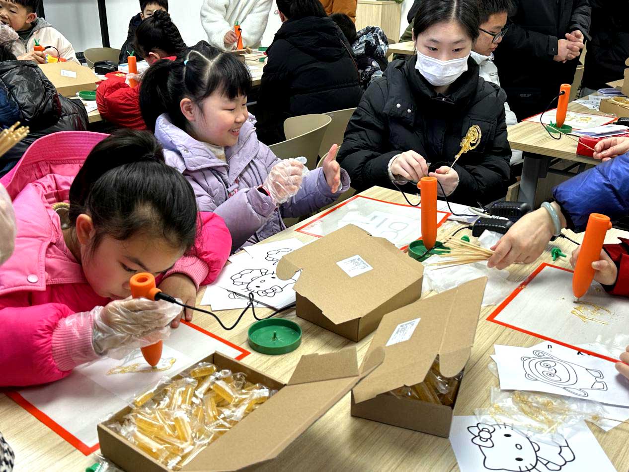 成都金牛区沙河源街道关工委开展“传统技艺添童趣 未保关怀暖人心”非遗糖画制作活动