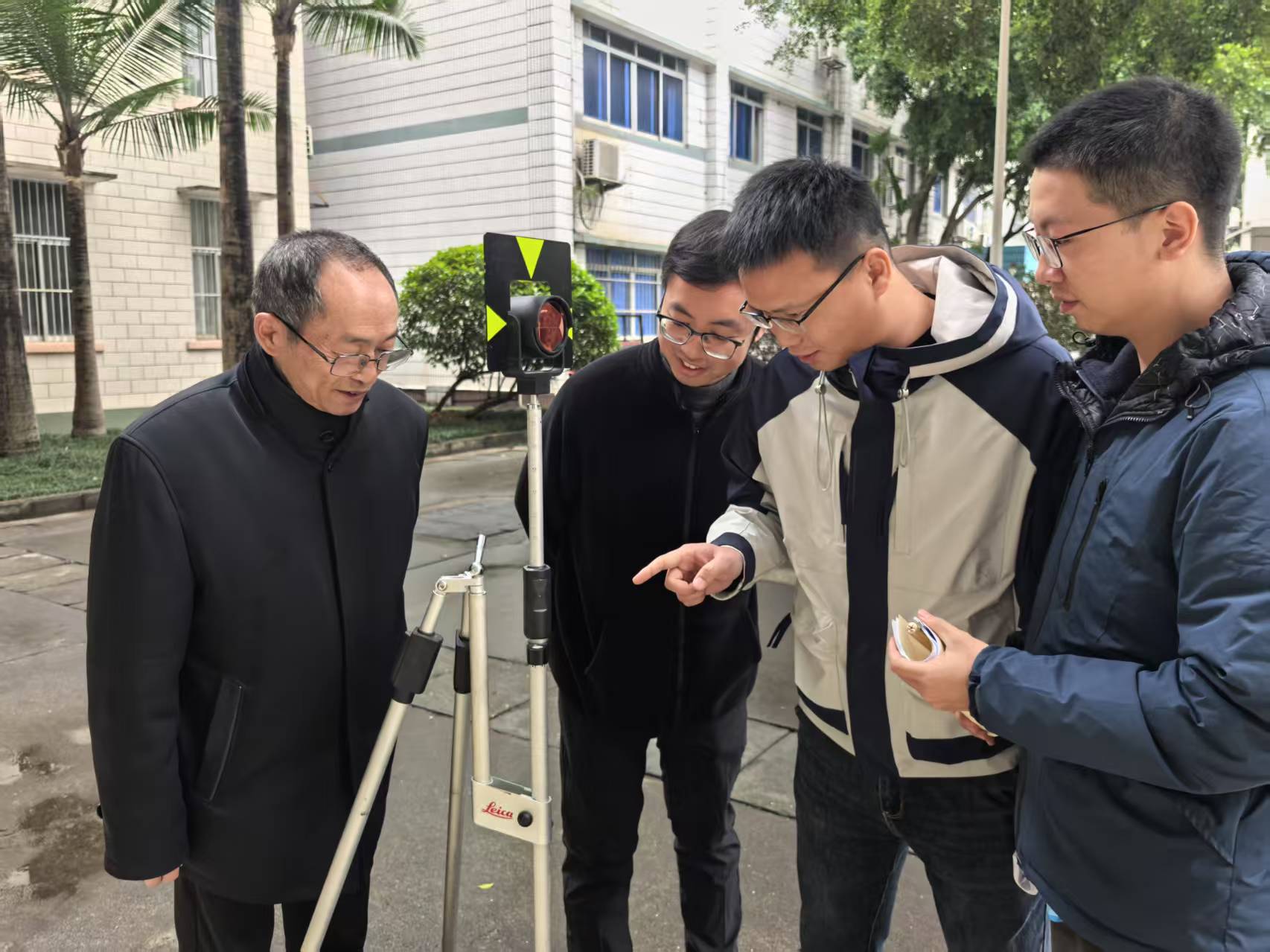 中国铁路南宁局集团公司铁建公司关工委、团委开展“传帮带精心育苗 关团联手培育新工匠”技能提升活动