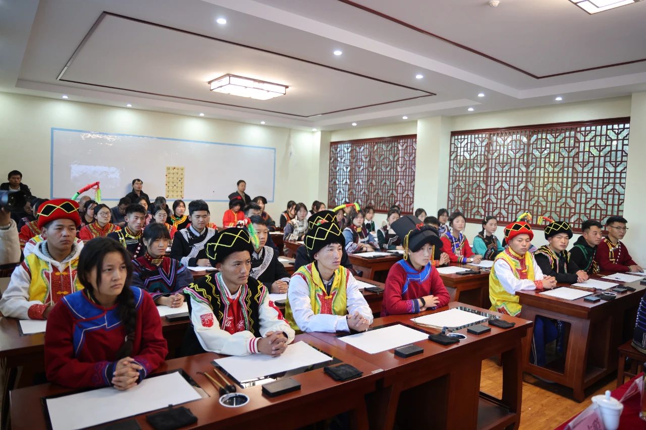 四川省凉山州盐源县民族中学校彝文书法公益兴趣班开班