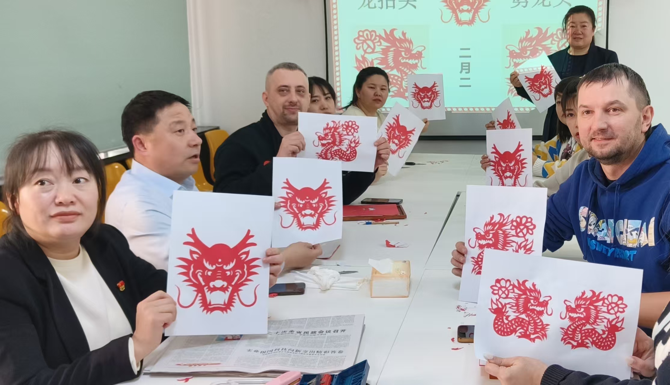 黑龙江省牡丹江市绥芬河市绥芬河镇山城社区关工委开展“二月二龙抬头 中外友人品民俗”主题活动