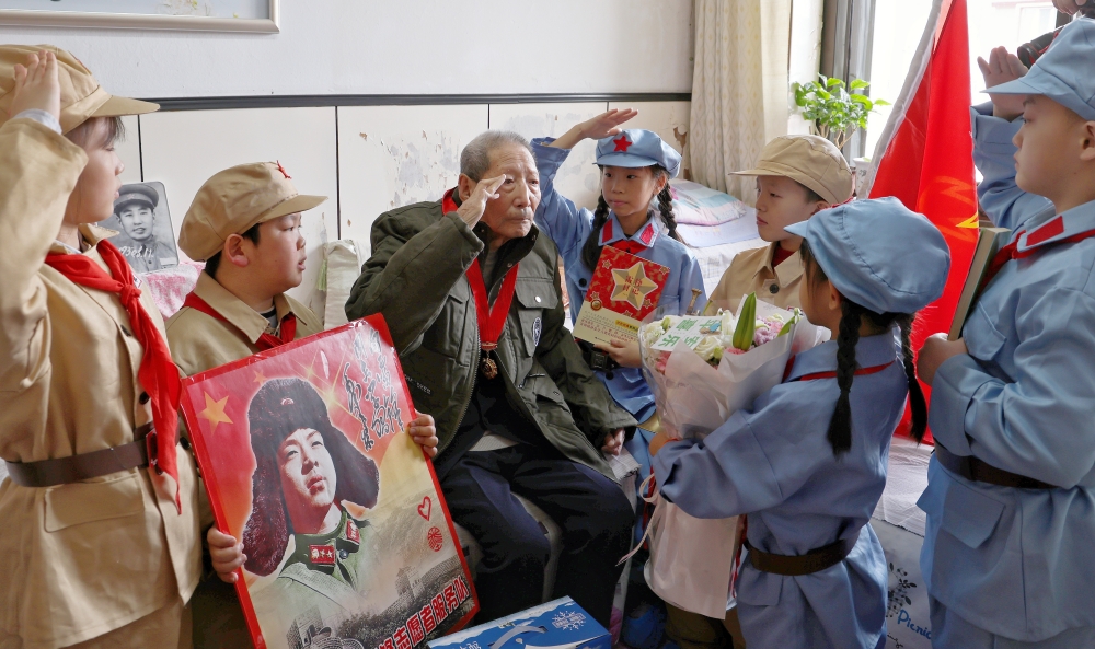  赓续雷锋精神 争做红色传人