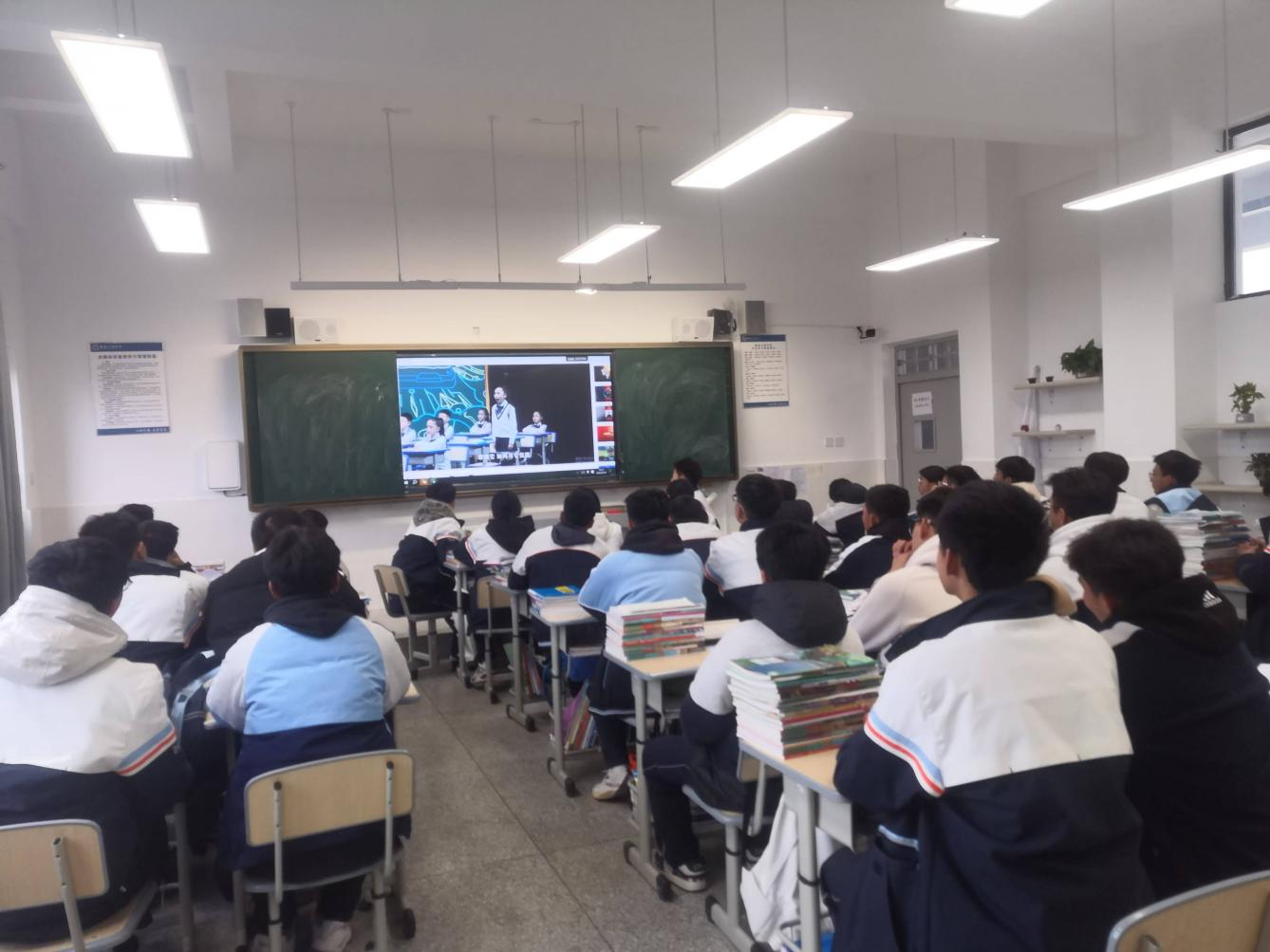 四川省凉山州雷波县关工委联合雷波县三峡中学开展“榜样精神引领前行”主题教育活动