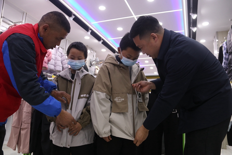 安徽省阜阳市阜南县“阜南好人”牛春雷资助困境四姐弟