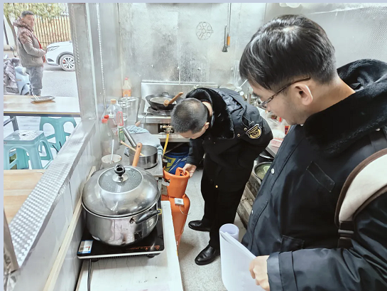 贵州省黔南州都匀市小围寨街道关工委联合多部门开展校园及周边环境整治