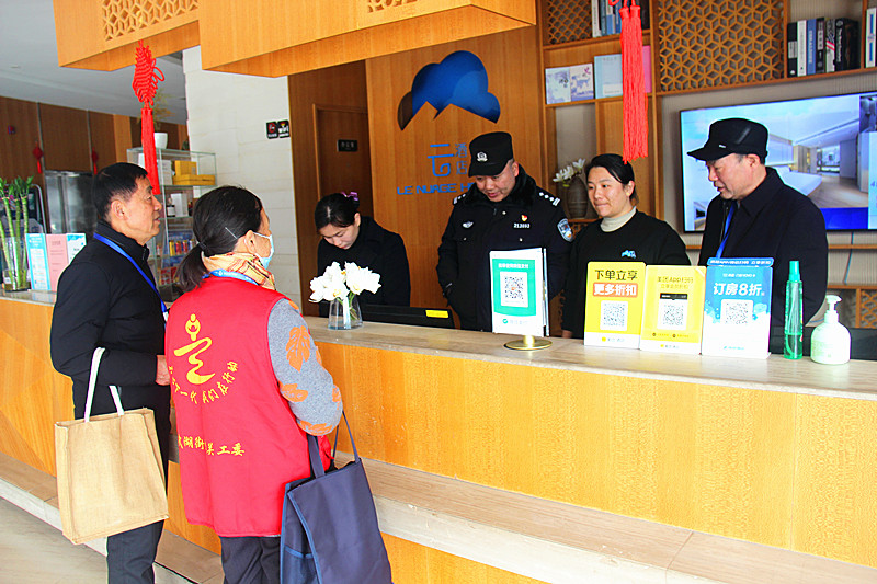 江苏省南京市玄武区玄武湖街道关工委联合开展未成年人入住旅店、宾馆巡查工作