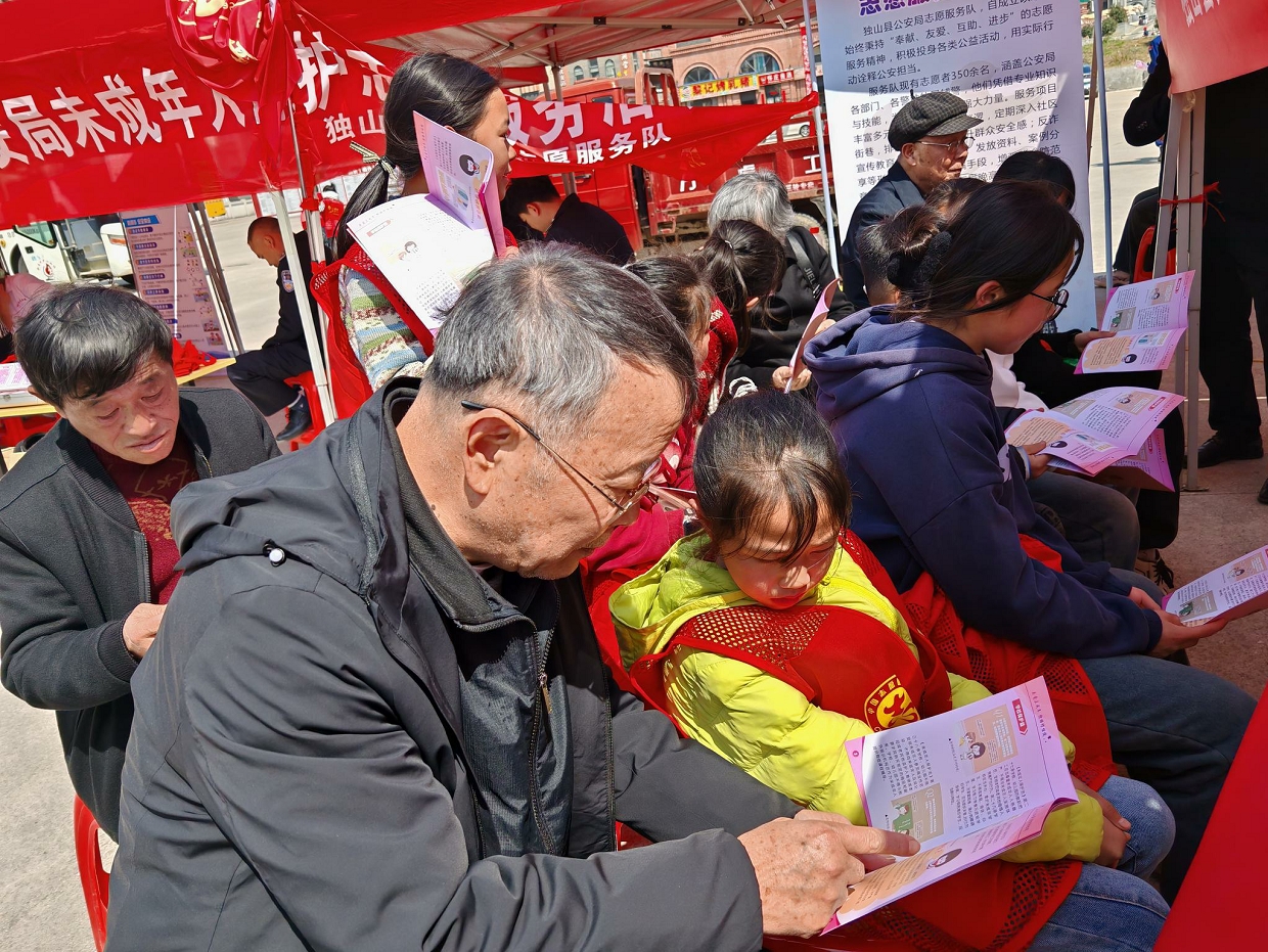 贵州省黔南州独山县关工委开展“保护青少年  关爱下一代”志愿服务活动