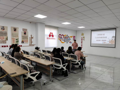 黑龙江省牡丹江市阳明区阳明街道盛世华庭社区关工小组开展日常化妆公益技能培训活动