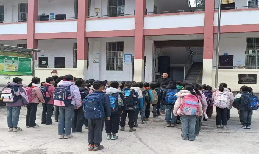 传承红色基因——四川省凉山州甘洛县团结乡 “五老” 在双河小学开讲开学第一课