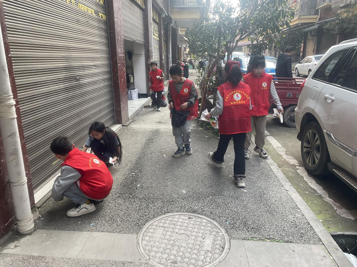 四川省自贡市富顺县古佛镇开展“踏春徒步+环保公益”学雷锋主题活动