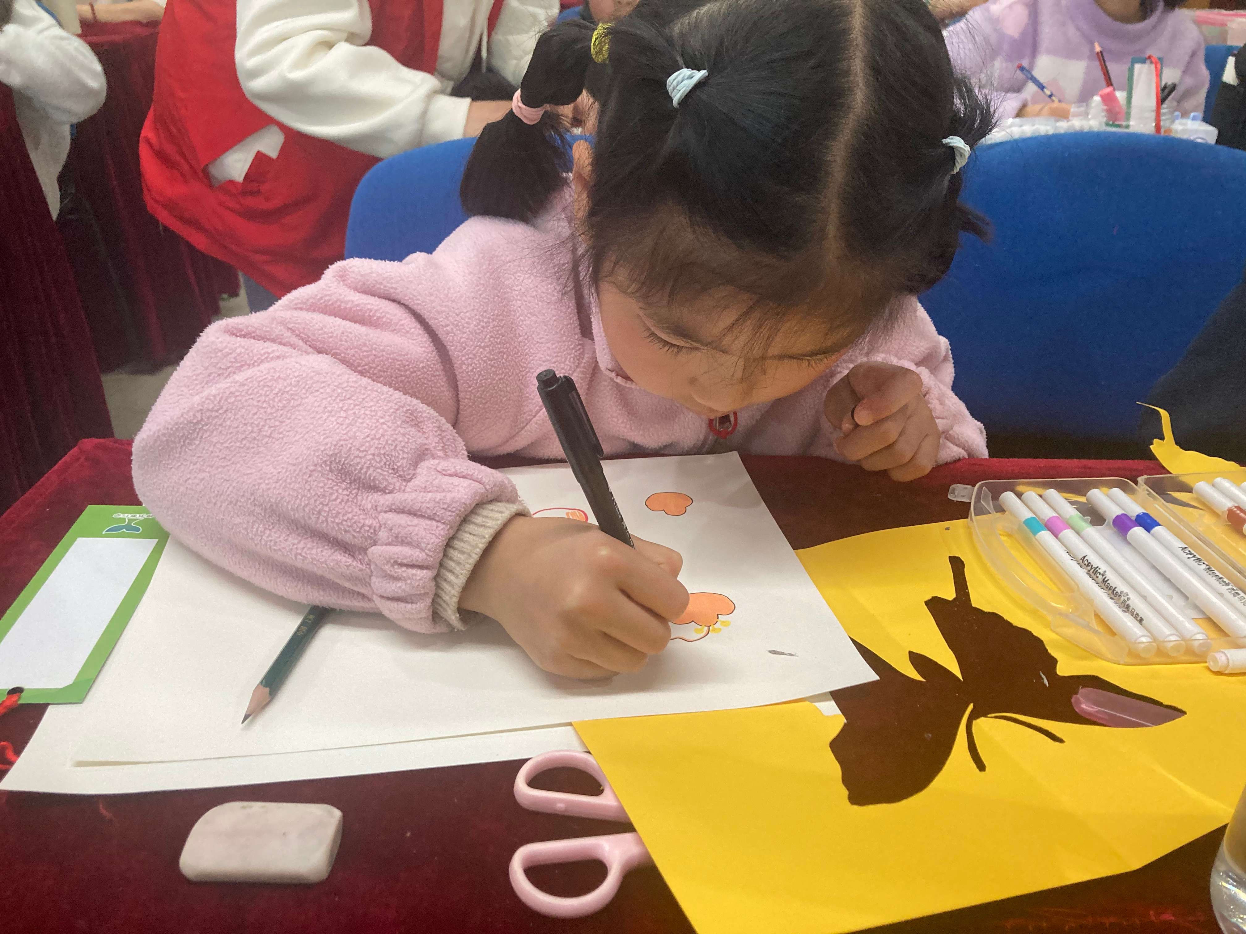 安徽省合肥市包河区滨湖世纪社区清枫居委关工委开展“惊蛰里的春日相框”亲子手工活动