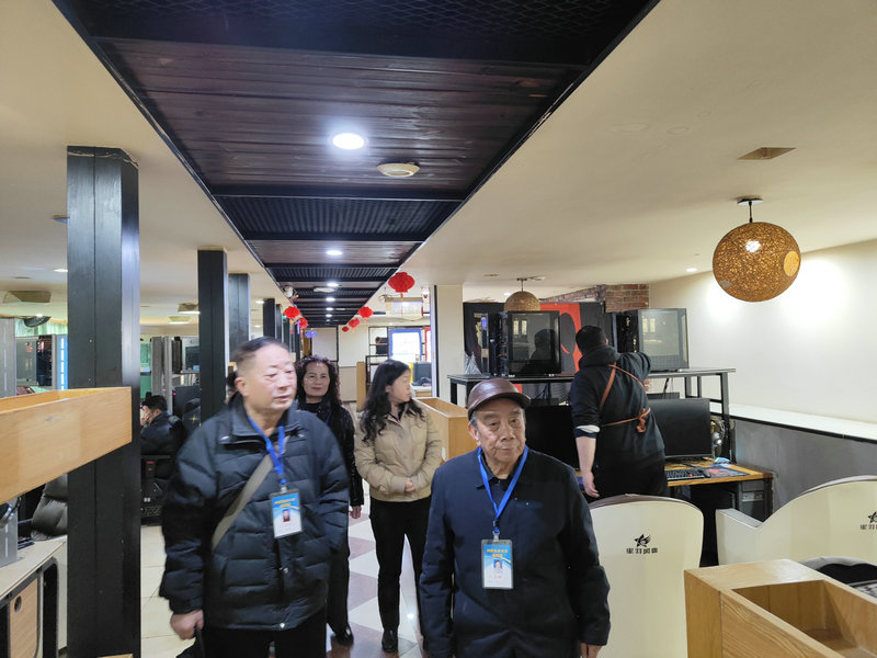 贵州省贵阳市乌当区关工委“五老”网吧义务监督员开展网吧巡查