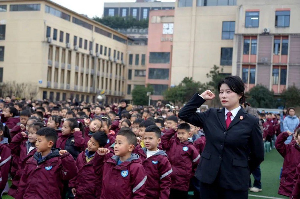 泸州市江阳区关工委联合区法院关工委开展“送法进校园”法治宣讲活动