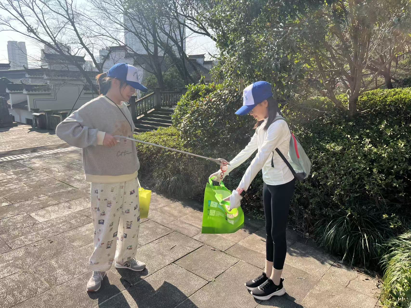 浙江省宁波市奉化区浙师大附属奉化实验学校开展亲子净山活动