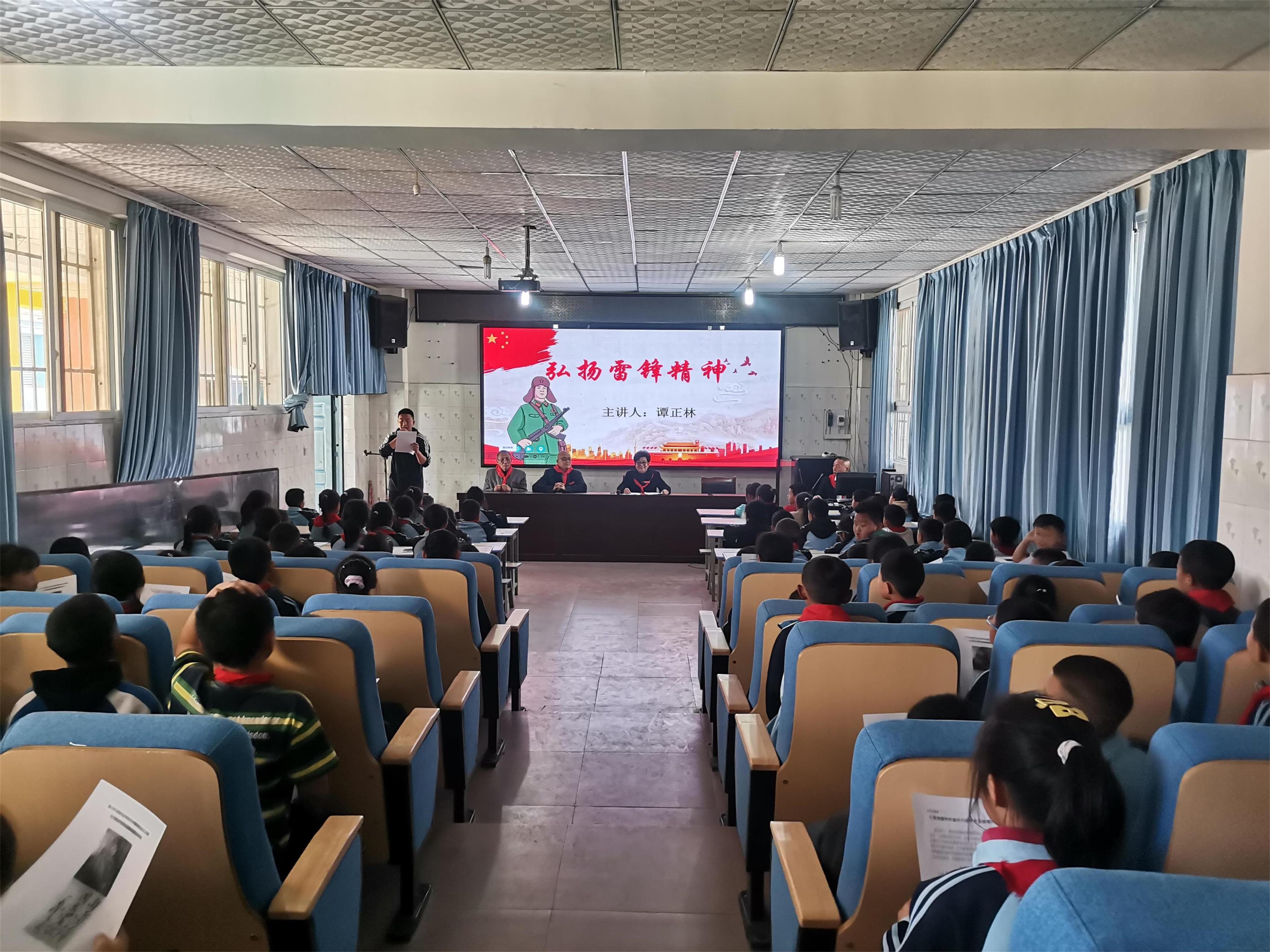 西昌市五老宣讲团进校园宣讲雷锋精神