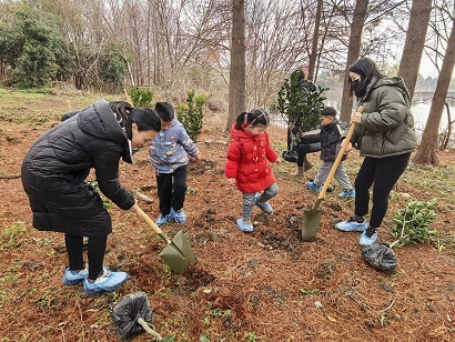 雷锋精神耀春日 亲子活动绽华光——江苏省无锡市惠山区堰桥街道寺头社区关工委开展“学雷锋·树新风”主题实践活动