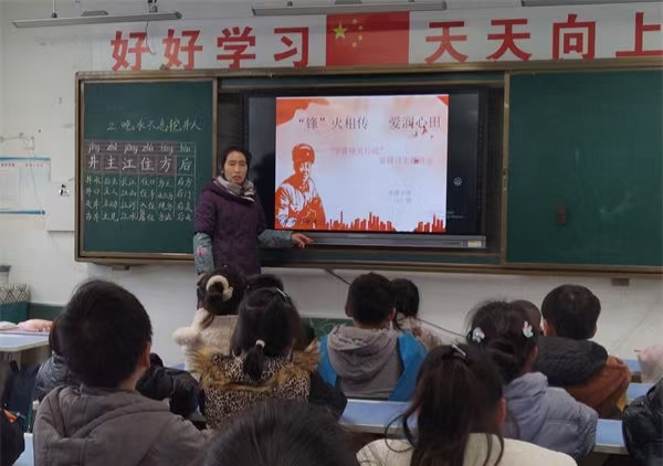 江苏省徐州市铜山区汉王镇汉王镇北望小学关工委开展“‘锋’火相传，爱润心田”雷锋月主题班会活动