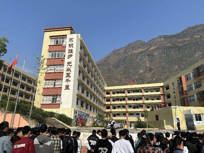 四川省凉山州雷波县金沙初级中学关工委开展“人人学雷锋”活动