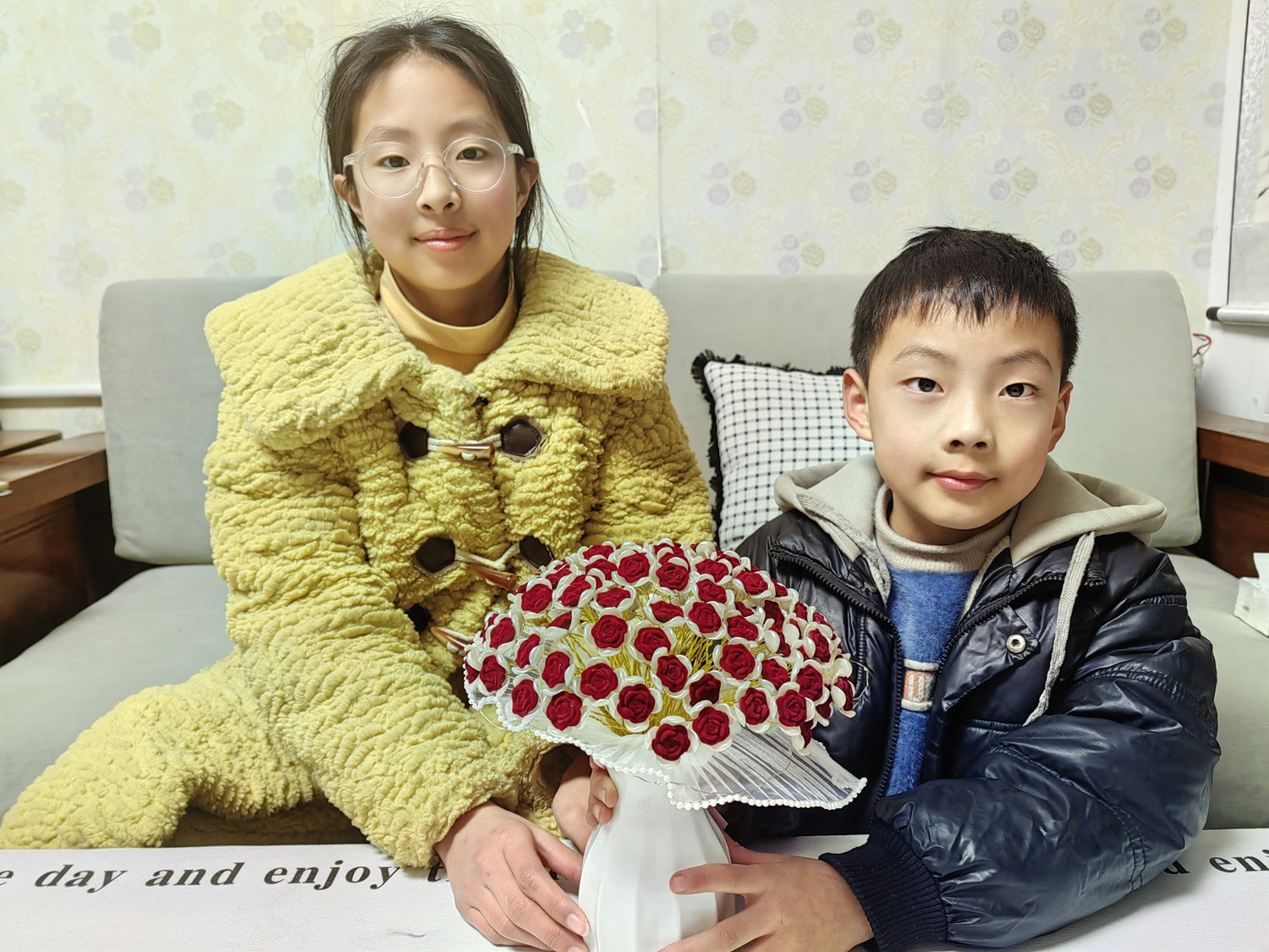 徐州经开区徐庄镇龙田村关工委开展“妙手成花 乐在指尖”手工花DIY活动