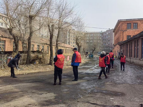 黑龙江省牡丹江市阳明区机车东社区关工小组开展“学习雷锋好榜样 洁净家园我先行”志愿服务活动