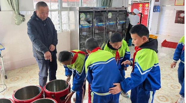 四川省凉山州喜德县关工委督导学校食堂管理工作