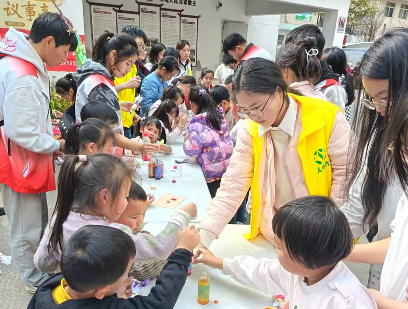 贵州省贵阳市乌当区高新路街道关工委开展学雷锋志愿服务活动