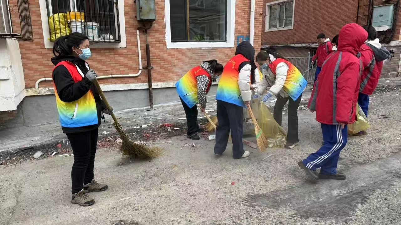 黑龙江省牡丹江市绥芬河市绥芬河镇山城社区关工委与市第三中学关工委联合开展“美化小区环境 共筑清洁家园”学雷锋志愿活动