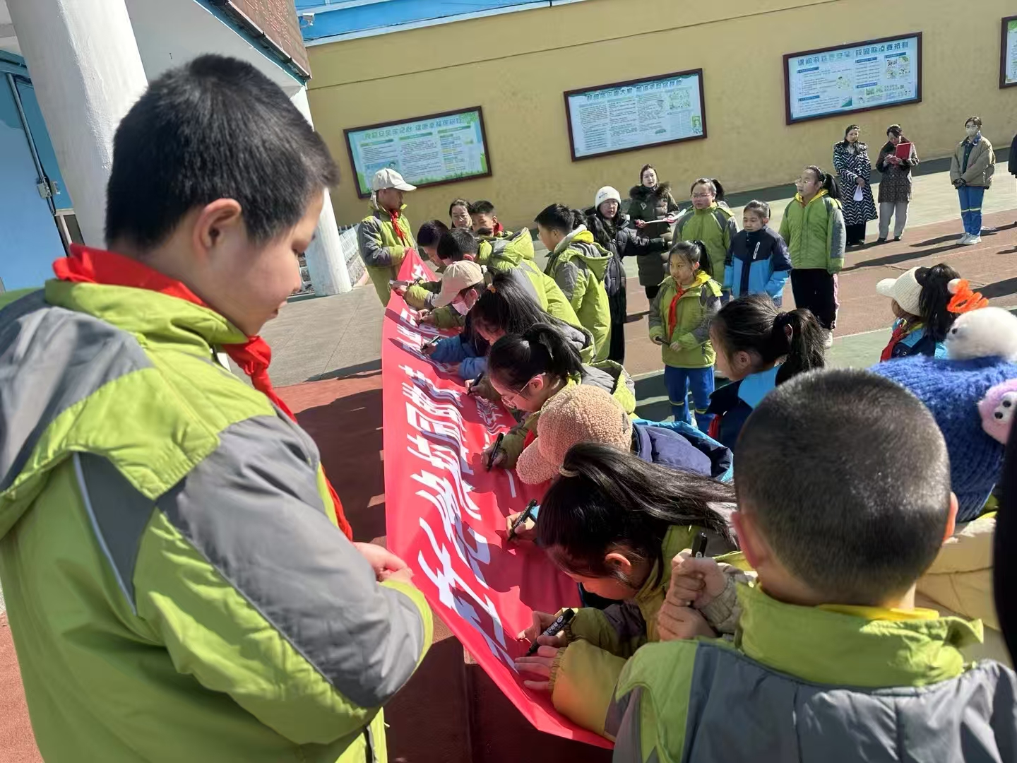 黑龙江省牡丹江市绥芬河市第二小学关工委举行“杜绝校园欺凌，珍惜同学情谊”宣誓签名活动