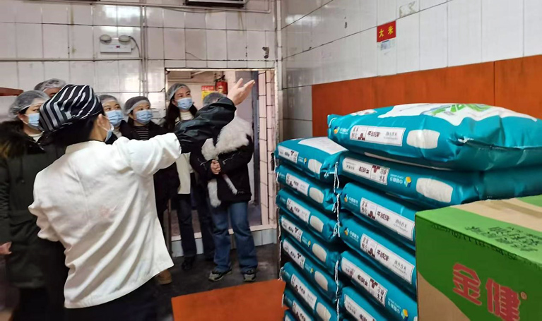 湖南省湘西州吉首市第一小学关工委邀膳食家委会代表共护学生食品安全