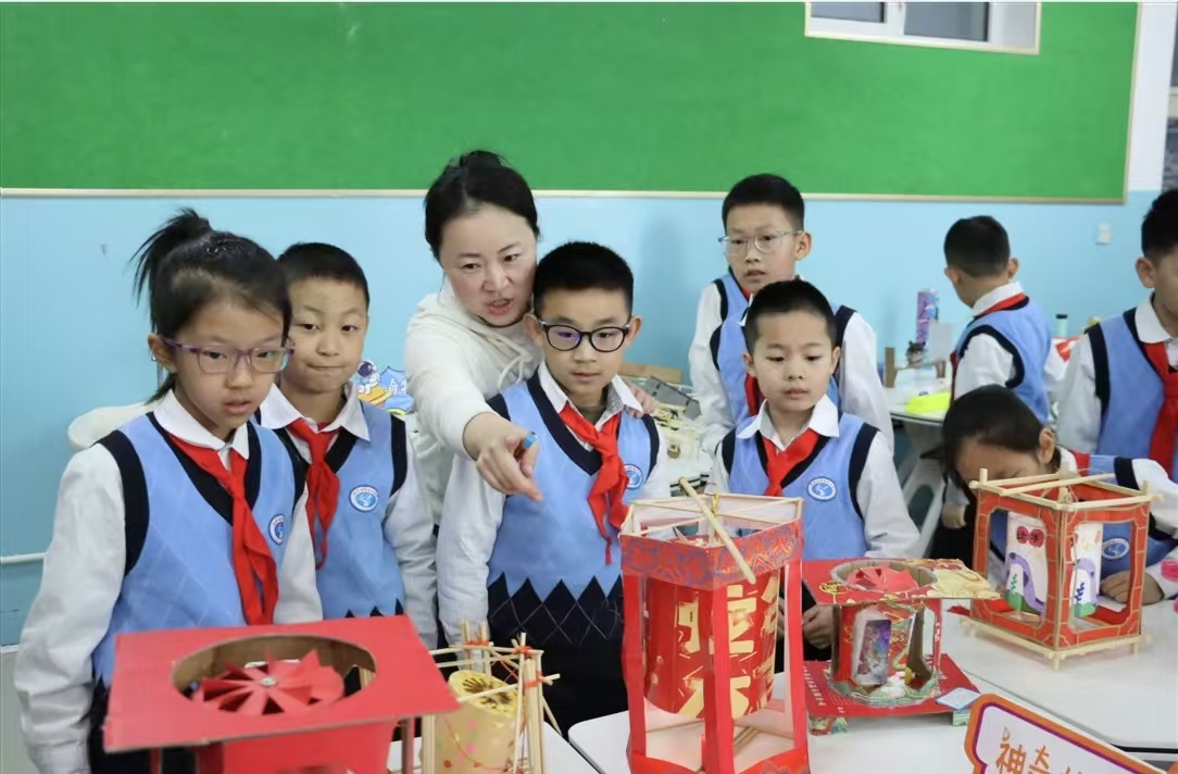 黑龙江省牡丹江市绥芬河市第三小学关工委举行2025年春季新学期开学典礼暨第七届“头脑风暴”科技节启动仪式