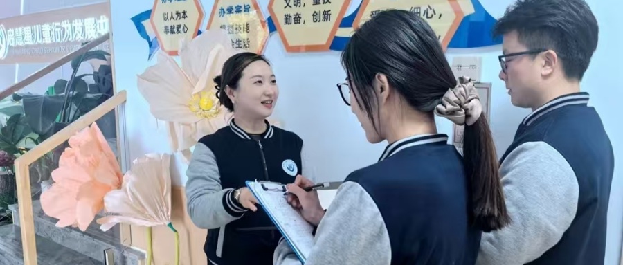 江苏省徐州市铜山区汉王镇南望村关工委副主任王喆为“星星的孩子”插上翅膀