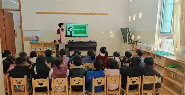 “交通安全伴我行”——江苏省徐州市铜山区汉王镇刘庄幼儿园关工委举行交通安全教育活动